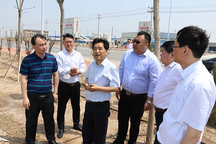 1558056790.jpg 中鐵建華北投資發(fā)展有限公司副總經(jīng)理總經(jīng)濟(jì)師王祖春王祖春一行視察項(xiàng)目建設(shè)情況.jpg